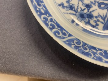 Een Chinees blauw-wit 'Shou' bord met de 'Drie vrienden van de winter', Tianqi/Chongzhen
